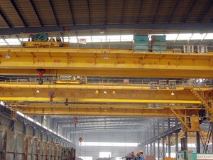 本系列起重機(jī)主要由橋架、大車運(yùn)行機(jī)構(gòu)和裝有電動(dòng)葫蘆的小車運(yùn)行機(jī)構(gòu)組成，其橋架由半偏軌箱形主梁、端梁和走臺(tái)等連接而組成。