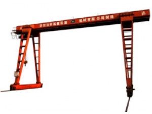 門式起重機(jī)主要使用在露天倉庫、料場、鐵路貨站、港口碼頭等。