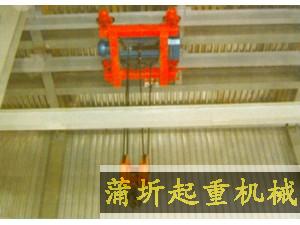 當起重載荷大，而廠房結構及空間有限，單雙梁起重機不能滿足起吊要求時，采用雙軌架空小車起重機。